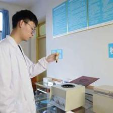 23歲基層檢驗(yàn)醫(yī)生曹綱 在平凡崗位上書寫醫(yī)療報(bào)國(guó)篇章